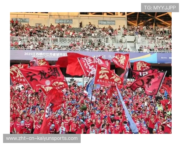 球迷疯狂支持，现场气氛火热！，球迷疯狂庆祝照片